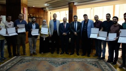 رئيس جامعة طنطا يكرم فريقا طبيا نجح في إعادة تثبيت يد مبتورة لطفل