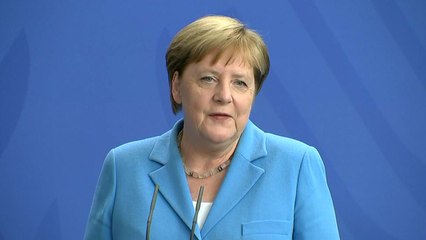 세 번째 몸 떤 메르켈..."걱정할 필요 없어" / YTN