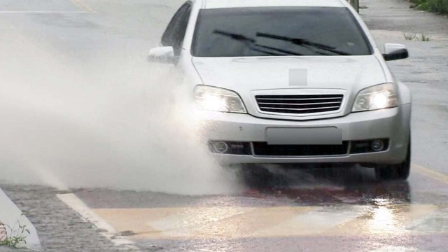 [날씨] 영동 호우특보, 밤새 200mm 폭우...내일 초복 무더위 / YTN
