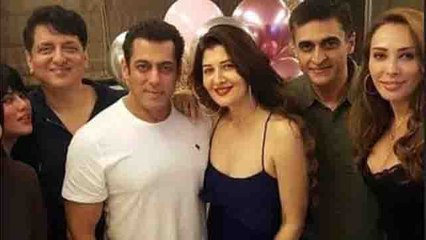 Tải video: Salman Khan celebrates Ex girlfriend Sangeeta Bijlani's birthday with Iulia Vantur | FilmiBeat