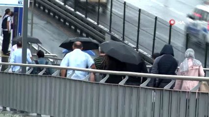 İstanbul'da vatandaşlar sağanak yağmura uyandı