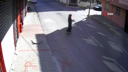 Küçük çocuğun otomobilin altında kalmaktan son anda kurtulduğu anlar kamerada