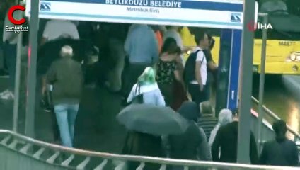 İstanbul’da yurttaşlar sağanak yağmura uyandı