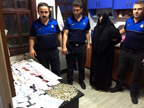 6 çocuğuna dilencilik yaptıran kadından çıkan para zabıtayı şoke etti