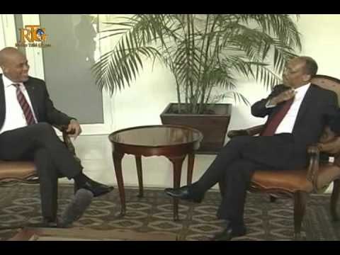 President Michel Joseph Martelly rankontre avek ansyen prezidan Aristide lakay li.avi