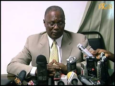 Senatè Nip la Jocelerme Privert mande Minis jistis la Jean Renel Sanon.