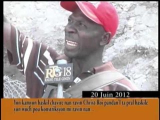 Yon kamyon baskil chvire nan ravin Christ-roi.