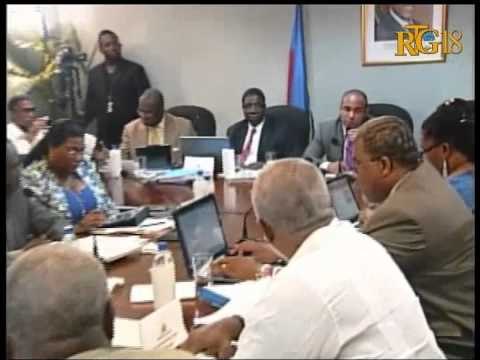 Premye Minis Ayisyen an akonpaye Manm kabinè ministeryèl la.