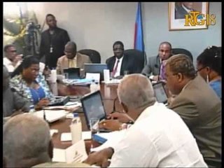 Premye Minis Ayisyen an akonpaye Manm kabinè ministeryèl la.