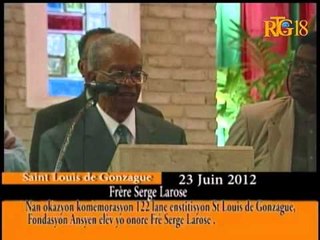 Ansyen elèv yo onore Frè Serge Larose.