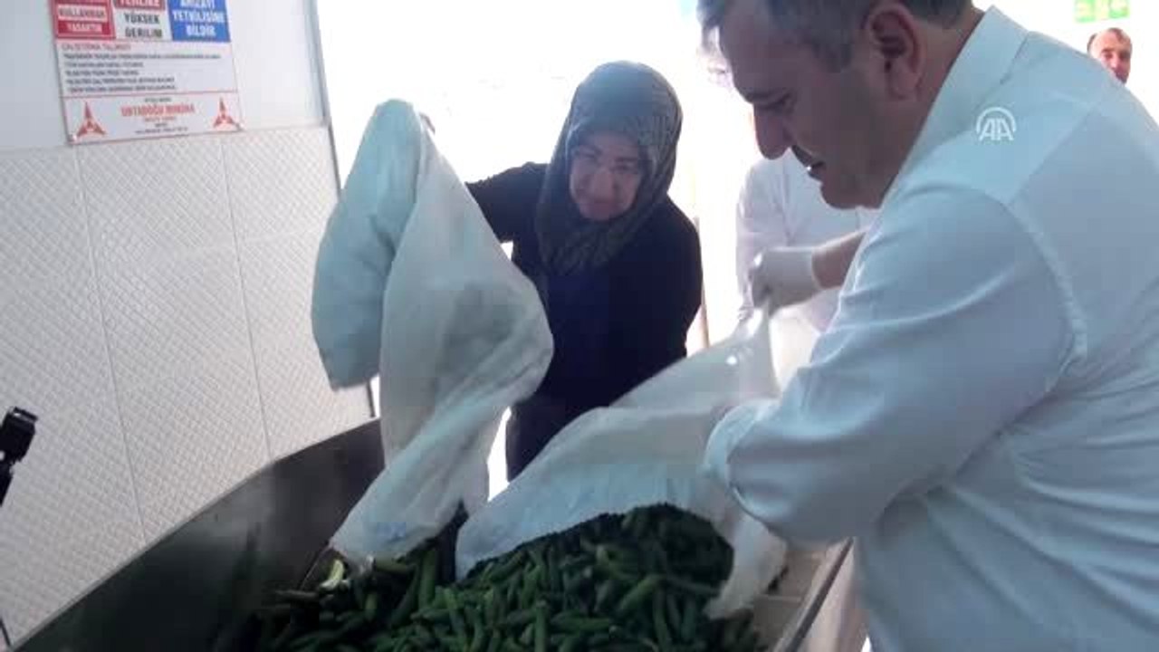 Çubuk'ta sezonun ilk turşusunu Belediye Başkanı kurdu
