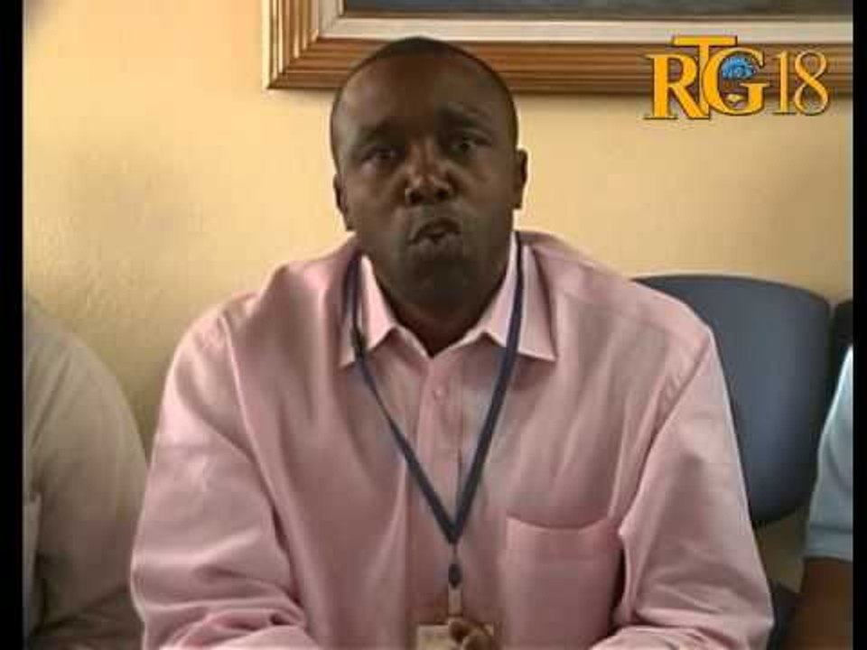 Dirijan komite sendika anplwaye APN anonse yon distribisyon kit eskolè pou paran kay travay APN.