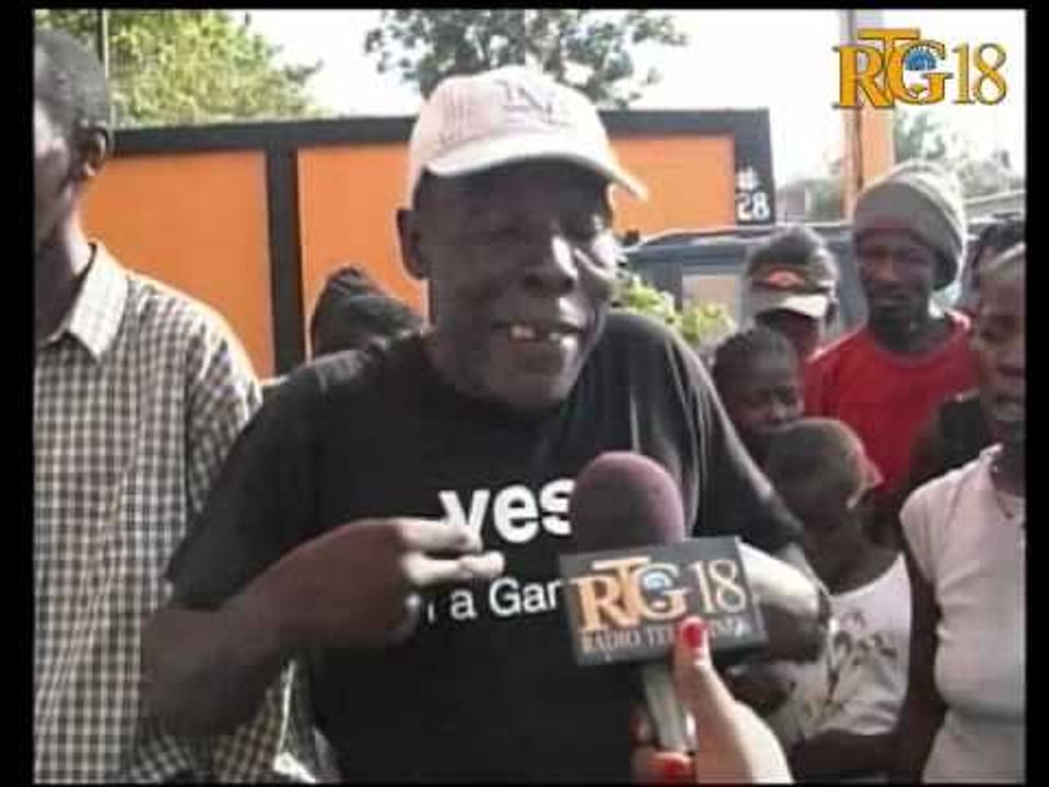 Plizyè moun kap viv nan kan lakoujil zòn kafou Vincent manifeste pou mande kote pou yo rete.