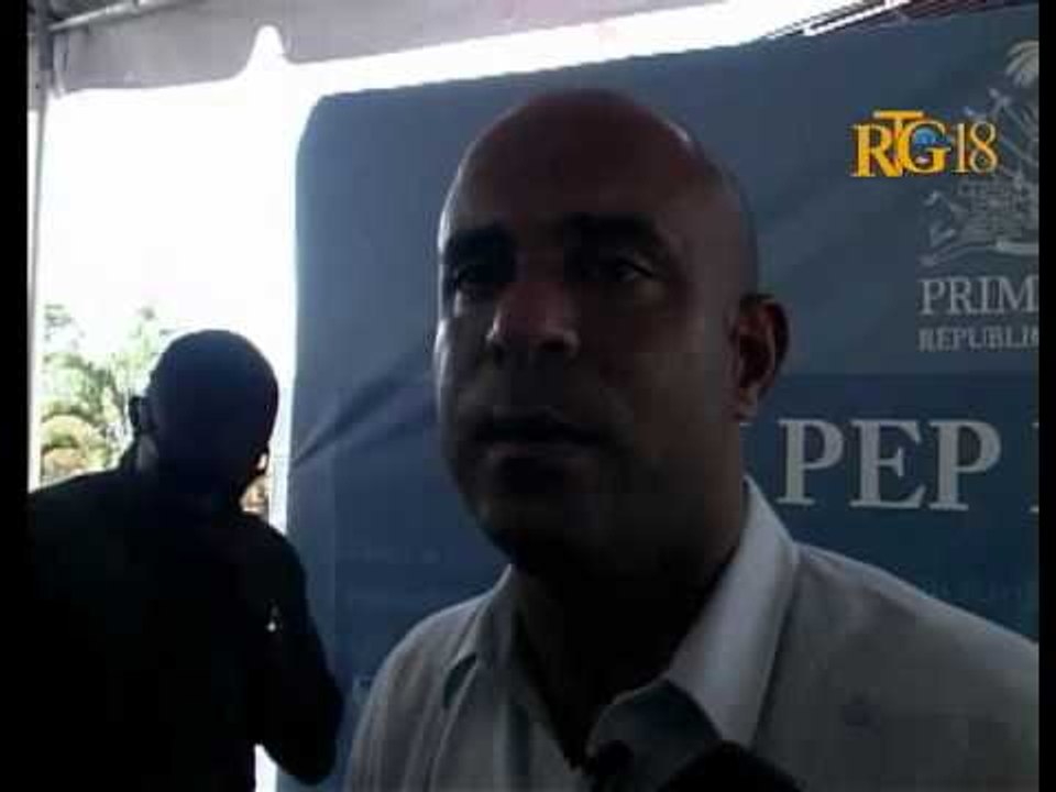 Distribisyon chèk bay Paran yo nan kad sibvansyon gouvènman an pou voye pitit yo lekòl.