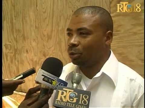 Dirijan konsèy egzekitif gwoup Inisyativ kominikasyon òganize yon konferans deba.