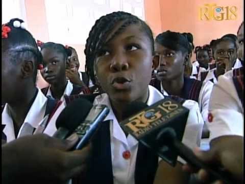 Minis Edikasyon nasyonal la Vanneur Pierre distribye plizyè kit eskolè nan lekòl Repiblik Chili.