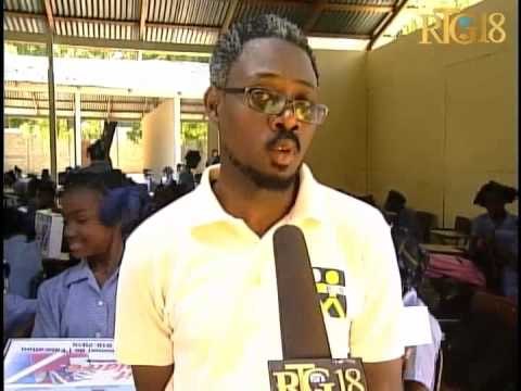 (FAES) Distribye plizyè kit eskolè bay elèv lekòl nasyonal ''République des Etats-Unis'' yo.