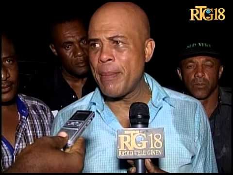 Prezidan Michel Joseph Martelly fè distribisyon kit alimantè nan Camp-Perrin.