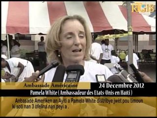 Download Video: Anbasadè Ameriken an Ayiti a Pamela White distribye jwèt pou timoun ki soti nan 3 ofelina nan peyi