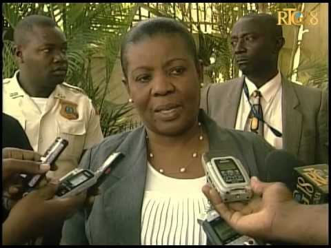 Minis kondisyon fanm ak dwa moun fanm lan Yanick Mezile, depoze plizye jèb flè nan memwa kad ak an