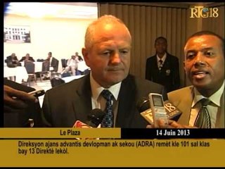 Direktè ajans Adventis devlopman ak sekou ADRA remèt kle 101 sal klas bay 13 Direktè lekòl