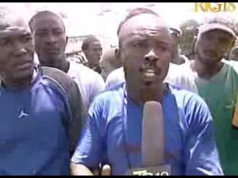 Plizyè dizèn fanm ki soti nan divès sit ebèjman nan maryani manifeste devan palman Ayisyèn