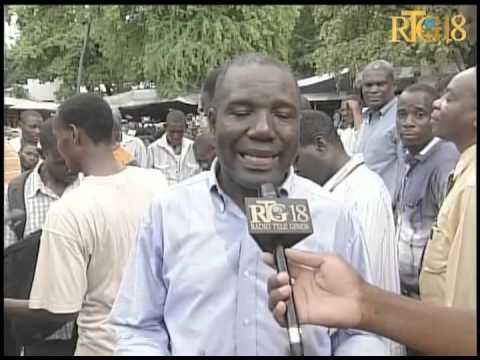 Responsab kès asistans sosyal yo distribye plizye kit eskolè ak anpil moun ki nan bezwen nan okazyon