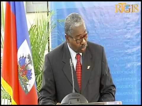 Premye Minis Ayisyen an Laurent Salvador Lamothe prezante nan kad yon seremoni ofisyèl nan primati a