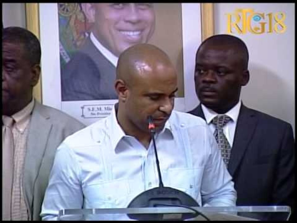 Premye Minis Laurent Salvador Lamothe enstale Nouvo Minis Edikasyon Nasyonal la Nesmy Manigat nan pl