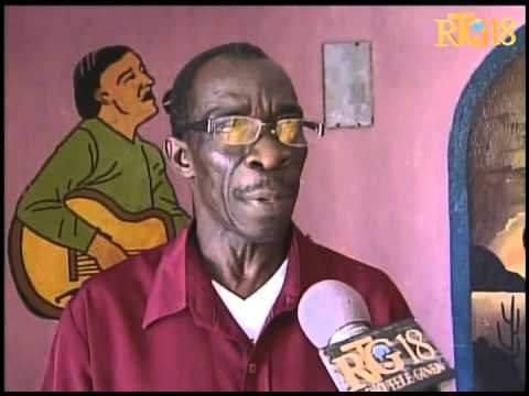 Oganizasyon pou chanjman nasyonal OCHAN remèt sètifika ak plizyè jèn fi ak jèn gason ki te patisipe