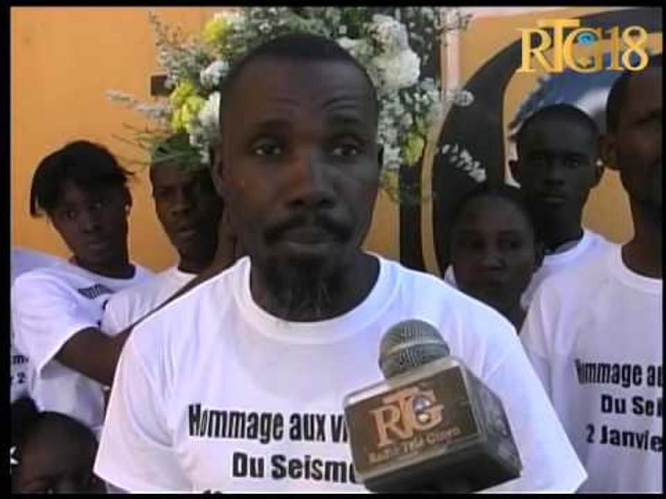 Kowalisyon pou imalize aksyon pou lojman yo CHAL depoze yon jèb flè devan lokal Radyo Tele Ginen