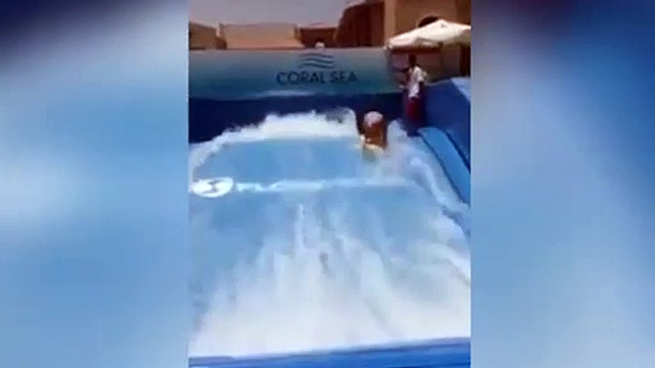 Mamá se queda medio desnuda y con vértebras rotas en ola artificial