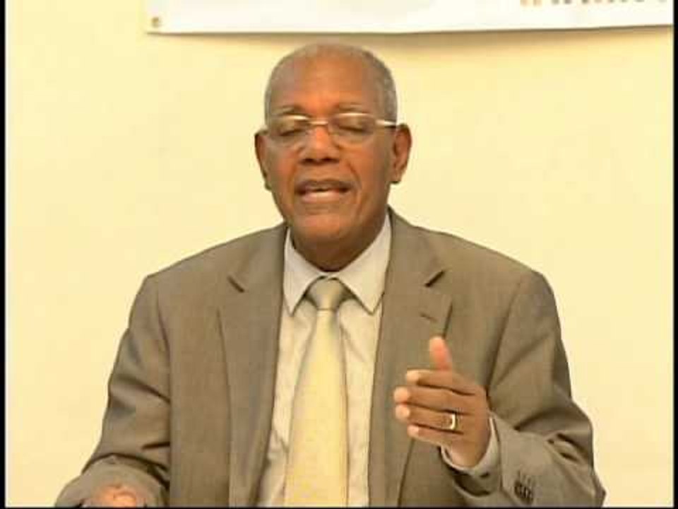 Mr  Rosny Desroches Dir  Egzekitif ISC prezante bilten pwojè òganizasyon sosyete sivil la