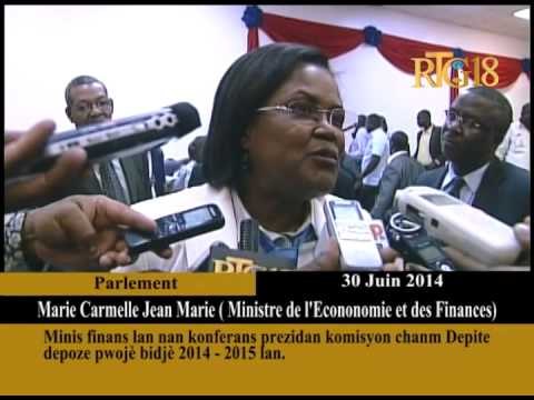 Minis Finans lan Marie Carmelle Jean Marie depoze Pwojè bidjè 2014 2015 la nan chanm depite a