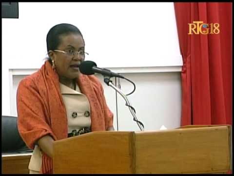 Minis Finans lan Marie Carmelle Jean Marie depoze pwojè lwa 2014 2015 lan devan asanble depite yo