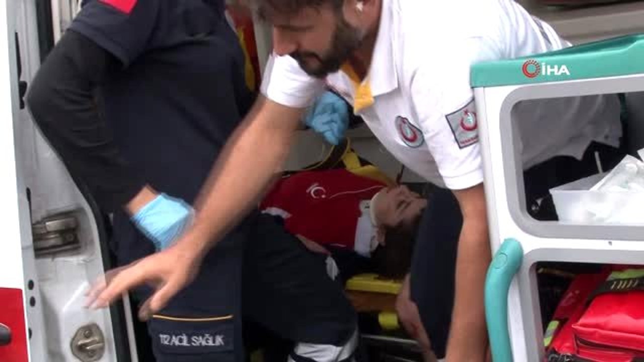 D-100 Karayolu'nda kontrolden çıkan ambulans tabela direğine çarptı: 3 yaralı