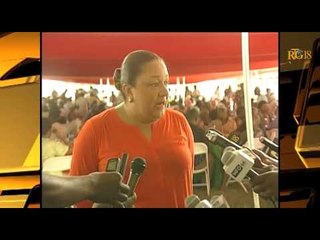 La Première Dame de la République, Sophia Martelly fête la noël avec des personnes du 3e age.