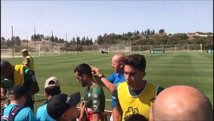 Rubi se Fotografía con la Afición del Betis en Montecastillo