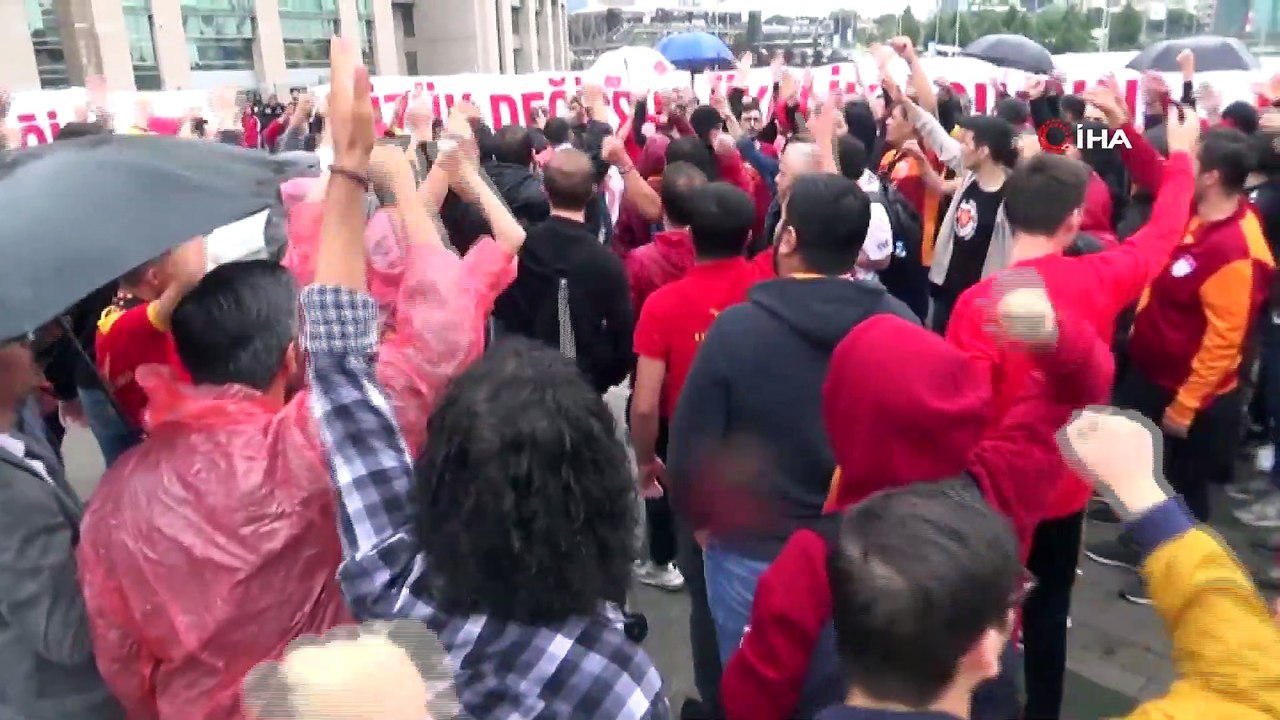 Galatasaray Taraftarı Kritik Dava Öncesi Adliyeye Akın Etti