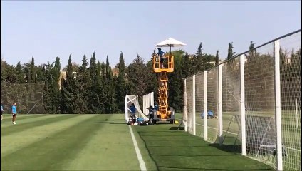 Los Técnicos del Betis Supervisan el Entrenamiento desde una Grúa