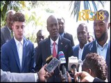 Le Président Jovenel Moïse reçoit trois joueurs de la sélection haïtienne de Football