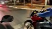 Roue avant en moto : un policier surgit et l'arrête !