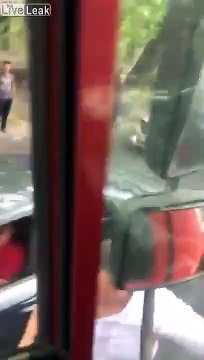 Son 4x4 est poussé par un camion, chauffeur énervé ?