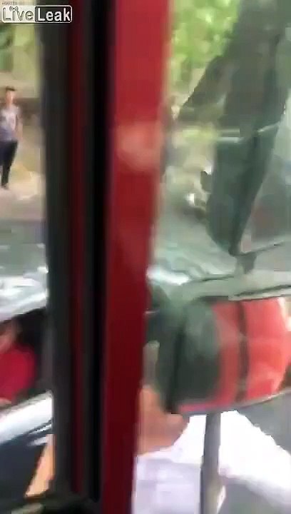 Son 4x4 est poussé par un camion, chauffeur énervé ?