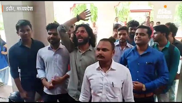 राष्ट्रीय छात्र परिषद के कार्यकर्ताओं का हंगामा, यूनिवर्सिटी के गेट पर मांगों को लेकर की नारेबाजी