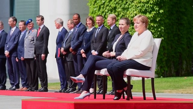 Merkel, sentada tras su tercer episodio de temblores