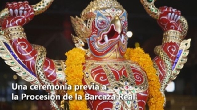 Monjes budistas bendicen barcazas reales en Tailandia