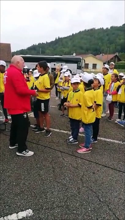 A Fresse-sur-Moselle, les jeunes s'échauffent la voix avant le passage de la caravane.