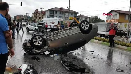 SAKARYA İki otomobil kavşakta çarpıştı 7 yaralı