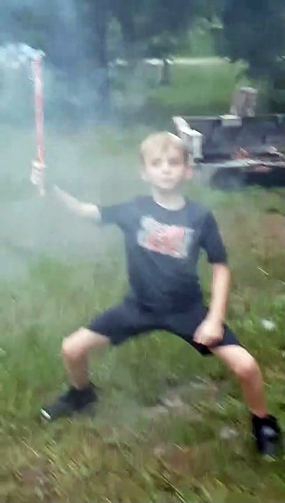 Un enfant s’enflamme un peu trop en jouant avec une chandelle romaine